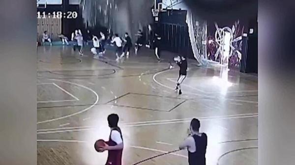 ریزش هولناک سقف سالن بسکتبال روی بازیکنان