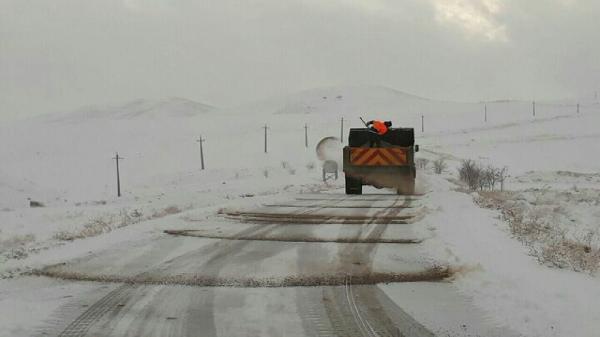 مسدود شدن جاده سپیدار ، سرفاریاب و سی سخت به پادنا در پی بارش برف