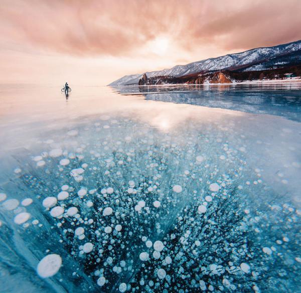 قدم زدن روی دریاچه یخ زده بایکال